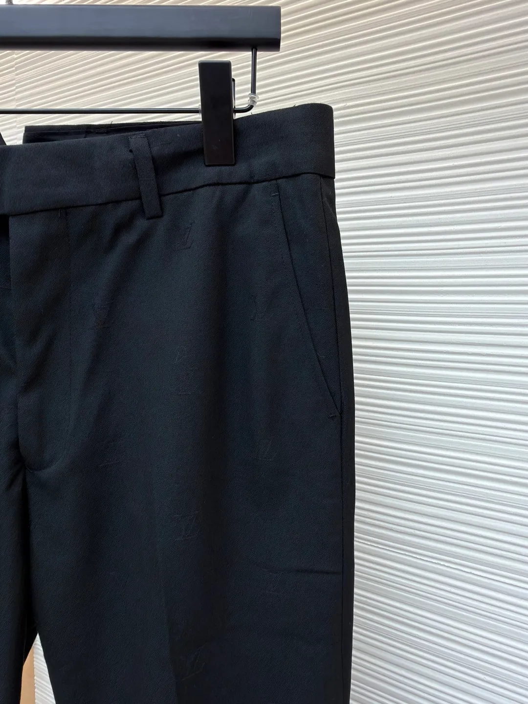 LOUIS VUITTON full-width jacquard suit pants ●Original version: Purchased and developed for 34500 ●Item number: 1680846-B50 ●Material: soft wool satin fabric ●Technology: jacquard production ●Version: fitted version ●Weight: about 460 grams ●Size: 50-52-54-56 ●Description: Customized soft wool satin, as smooth as silk, full of drape, with a deep black charm Deep and mysterious, the full-width LV Blason jacquard slowly unfolds on the wool, as if injecting soul into these pants. Decorated with LV logo embroidery, it inadvertently reveals a noble style. Smooth lines outline a neat straight silhouette, showing a calm and elegant attitude. The jacquard process controls the interweaving of warp and weft threads by weaving LV Bladon textile technology on the surface of the fabric, and precisely controls the interlacing density and tension of the yarn to make it more three-dimensional. Adopt imported machine embroidery technology, use advanced computer control system and precision mechanical components to achieve LV logo embroidery work with high precision and smooth and delicate lines. The trouser legs are manually positioned, cut and gathered using fine needles and threads with a color similar to the fabric to perform needle-picking operations on the edges of the trouser legs to make the edges neater and tighter. The overall wiring is straight and delicate, the fabric is comfortable and soft, and the color is consistent without color difference. It can be matched with the same style to create a fashionable look and control various occasions. Customized accessories, complete with three standards, same style for men and women!